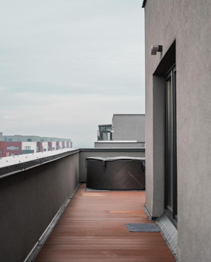 Appartement Skylark - Stockholm Penthouse With Jacuzzi, Movie Theater & Panoramic View à Braşov Extérieur photo